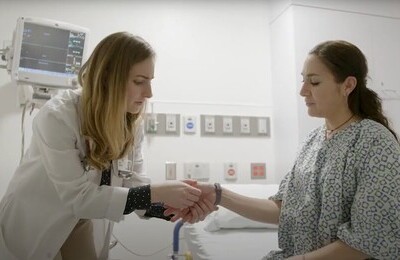 Кодирование Аквилонг в Мегионе Врач держит пациентку за руку