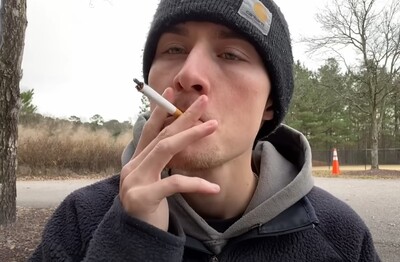 Лечение зависимости от табакокурения в Мегионе Мужчина с сигаретой делает затяжку